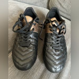 Uno Zero. Black Modelo 1. Size 7.5 men. Moderate use. Wear shown in pics.